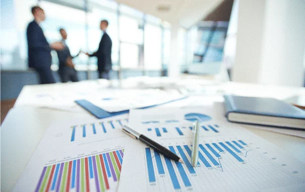 profil Geschäftsleute besprechen Unternehmenskennzahlen bei der Restrukturierungsberatung
